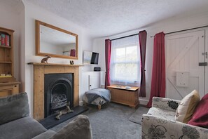 Smart TV, books - Cosy cottage in Temple Ewell, walk to the local pub and Kearsney Abbey (Temple Ewell)