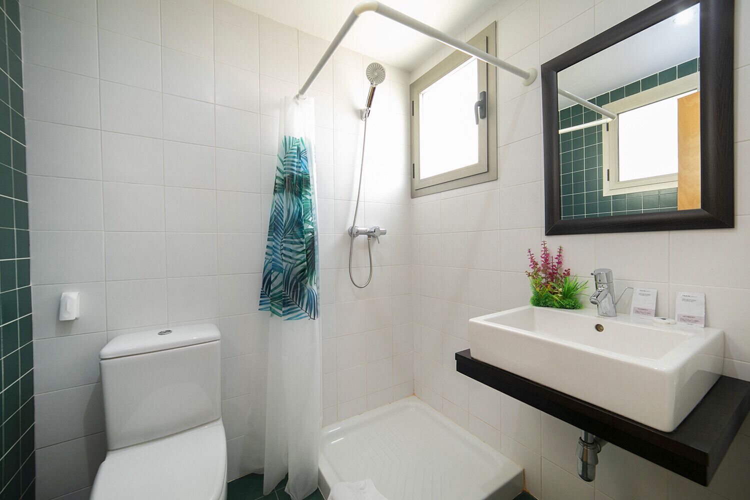 Une salle de bain comprenant des toilettes, une douche et un lavabo.
