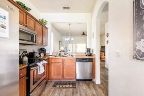 Jääkaappi, mikroaaltouuni, uuni, liesi