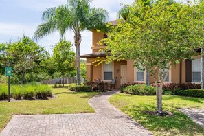 Exterior - FamilyFun: 4BR 3.5BA Townhouse near Disney & indoor Pickleball courts  (Davenport)