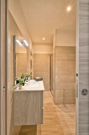 Dusche, Haartrockner, Handtücher