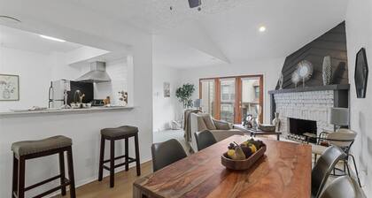 Cozy 1-bedroom condo with AC and WiFi close to downtown Dallas