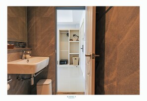 Zuhanyzó, hidromasszázs-zuhanyzó, ingyenes piperecikkek és hajszárító