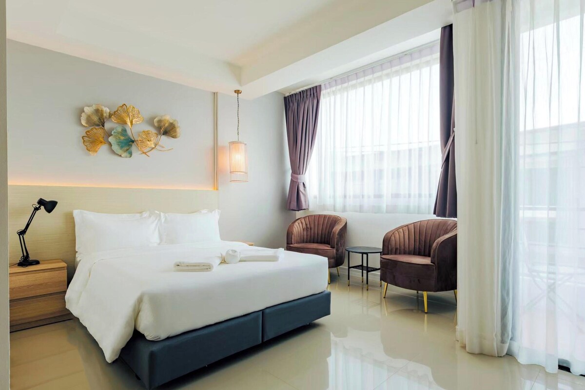 Premium bedding, down comforters, pillowtop beds, minibar (free items)