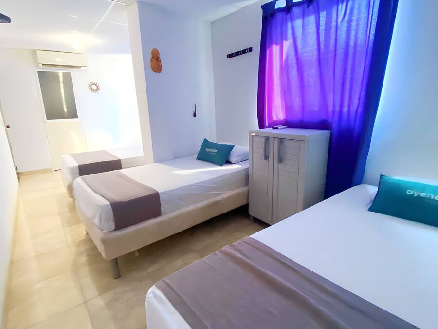 Quarto quádruplo clássico | Individualmente mobiliados, Wi-Fi de cortesia, roupa de cama