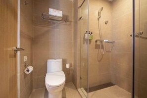A bathroom with a toilet, a glass shower enclosure, and a towel rack. - Orange Hotel (Suzhou Dushu Lake Xi'an Jiaotong-Liverpool University) (Suzhou)