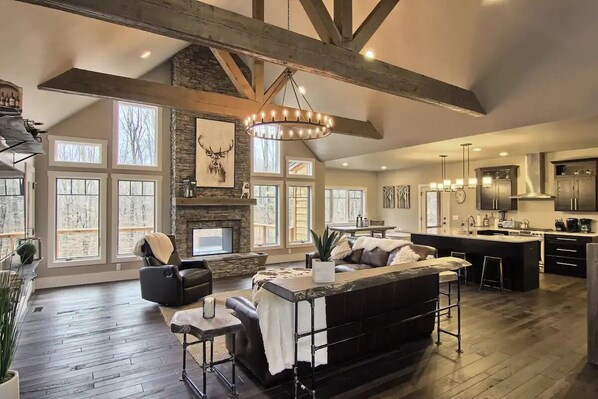 スマートテレビ、暖炉、テーブルサッカー台、ステレオ