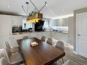 雪櫃、微波爐、焗爐、爐具