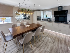 Dining - Sheffield Charming Detached 4bd Home (Catcliffe)