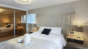 4 bedrooms, desk, iron/ironing board, travel crib - Sheffield Charming Detached 4bd Home (Catcliffe)