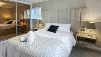 4 chambres, bureau, fer et planche à repasser, lit parapluie