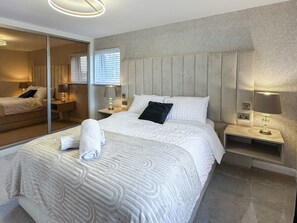 4 間睡房、書桌、熨斗/熨衫板、可攜式嬰兒床