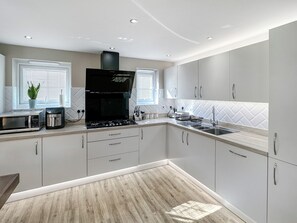 雪櫃、微波爐、焗爐、爐具