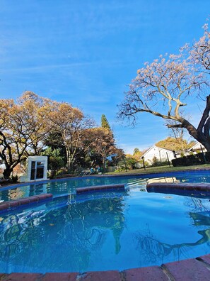 Una piscina al aire libre