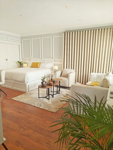 Luxury House into Nature in Sandton, peaceful place with full of greens