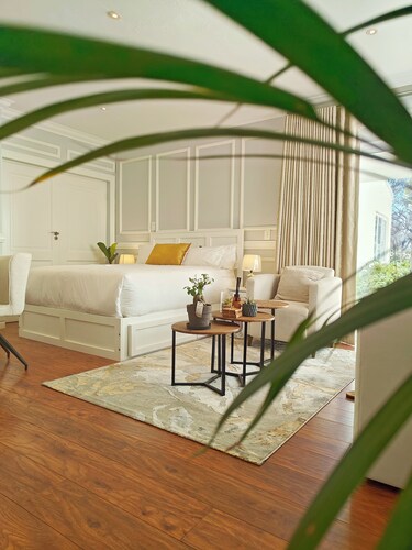 Luxury House into Nature in Sandton, peaceful place with full of greens