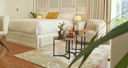 Luxury House into Nature in Sandton, peaceful place with full of greens