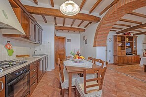 Fridge, microwave, oven, stovetop - Villa in Cortona with 3 bedrooms sleeps 6 (Cortona)