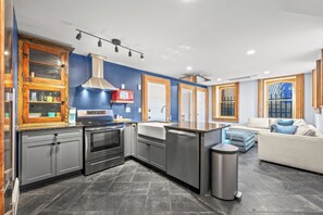 Een koelkast, een magnetron, een oven, een kookplaat