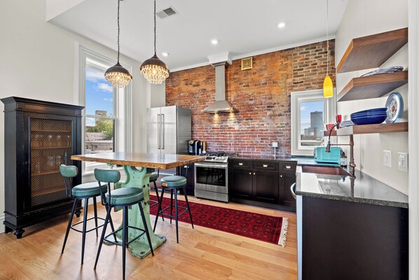 Een koelkast, een magnetron, een oven, een kookplaat