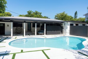Pool - Charming 2-bedroom house in welcoming North Miami with WiFi, Pool,WFH,Golf (North Miami)