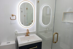 ヘアドライヤー、タオル、石鹸、トイレットペーパー