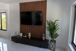 Interior - Charming 2-bedroom house in welcoming North Miami with WiFi, Pool,WFH,Golf (North Miami)