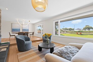 Smart-TV, Kamin, Tischtennisplatte, Bücher