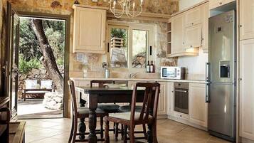 Four, cafetiĂšre/bouilloire, batterie de cuisine, vaisselle et ustensiles