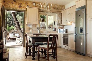 Oven, coffee/tea maker, cookware/dishes/utensils