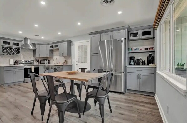 Fridge, microwave, oven, stovetop - 3 Bedroom Retreat: Pet-Friendly, Close to Main, Hot Tub, Game Room, Fire Pit (Fredericksburg)