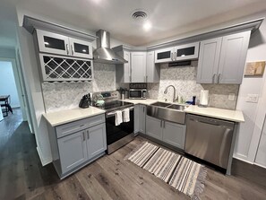 Fridge, microwave, oven, stovetop - 3 Bedroom Retreat: Pet-Friendly, Close to Main, Hot Tub, Game Room, Fire Pit (Fredericksburg)