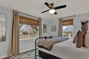 3 bedrooms, desk, iron/ironing board, WiFi - 3 Bedroom Retreat: Pet-Friendly, Close to Main, Hot Tub, Game Room, Fire Pit (Fredericksburg)