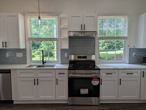 Fridge, microwave, oven, stovetop - Cozy Guesthouse in Charlotte (Charlotte)