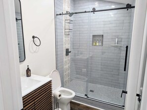Dusche, Haartrockner, Handtücher, Seife