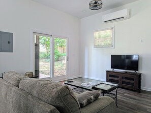 Smart TV - Cozy Guesthouse in Charlotte (Charlotte)