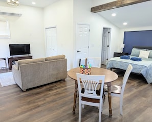 Interior - Cozy Guesthouse in Charlotte (Charlotte)