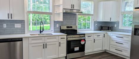 ثلاجة، ميكروويف، فرن، موقد طهي مسطح