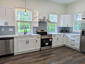 Fridge, microwave, oven, stovetop - Cozy Guesthouse in Charlotte (Charlotte)