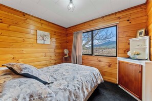 2 bedrooms, iron/ironing board, WiFi