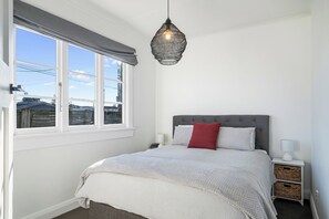 3 bedrooms, iron/ironing board, WiFi, bed sheets - Ocean Breeze - Foxton Beach Holiday Home (Foxton)