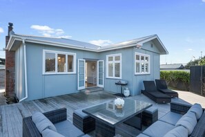 Terrace/patio - Ocean Breeze - Foxton Beach Holiday Home (Foxton)