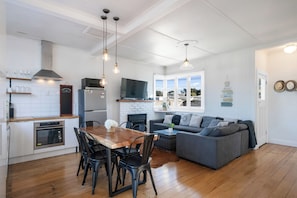 Interior - Ocean Breeze - Foxton Beach Holiday Home (Foxton)