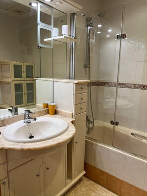 Shower, towels - House in Old Town | Steps from the Beach (Javea)