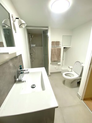 Shower, towels, soap, toilet paper - Charmant Studio à Herblay Proche Gare, 20 min de Paris (Herblay-sur-Seine)