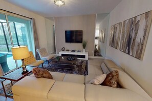 Smart TV, video games - Storey Lake 6-BED Pool/Spa/Games Room Located 2 Miles from Disney! (Kissimmee)