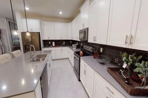 Fridge, microwave, oven, stovetop - Storey Lake 6-BED Pool/Spa/Games Room Located 2 Miles from Disney! (Kissimmee)