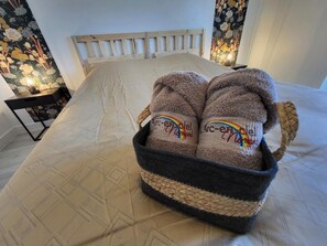 4 bedrooms, iron/ironing board, WiFi, bed sheets