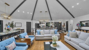 Smart TV, chimenea y tenis de mesa 