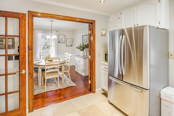 Kühlschrank, Mikrowelle, Ofen, Geschirrspüler